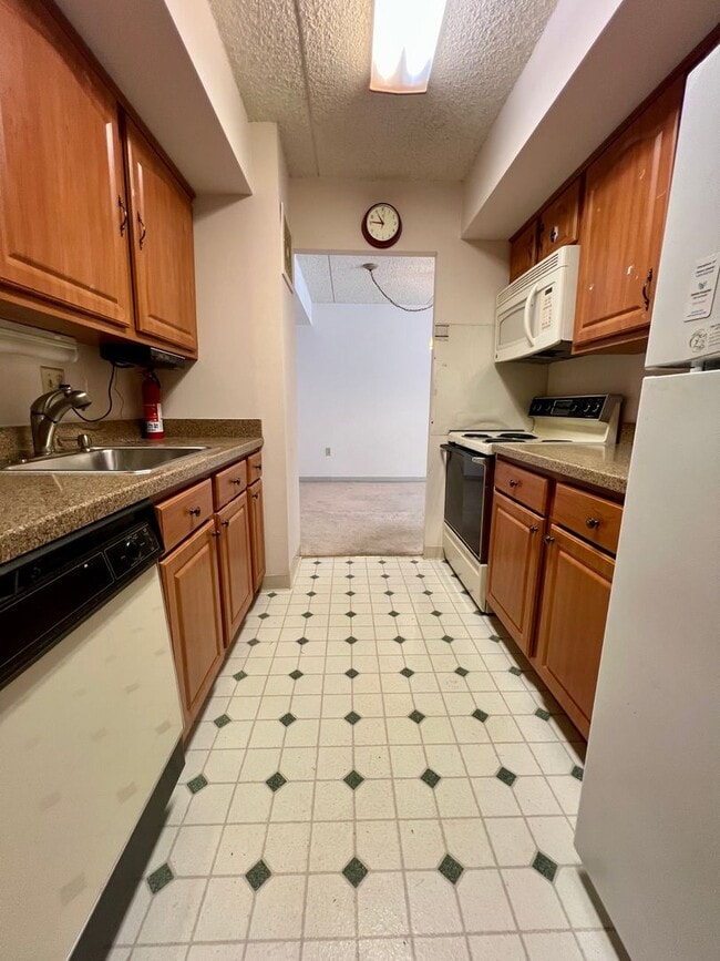 Building Photo - Gorgeous 2-Bedroom Condo at Crum Creek Valley Condominiums! Available NOW!