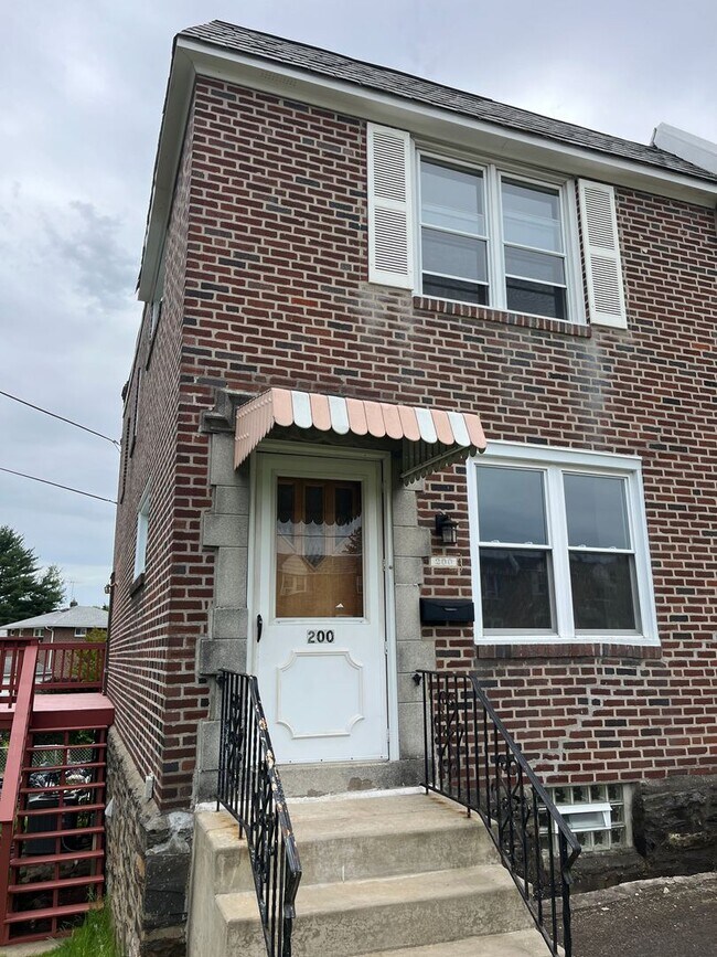 Building Photo - Beautiful 3 Bedroom 1.5 Bath in Clifton He...