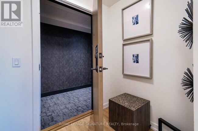 Photo du bâtiment - 2300-2300 St Clair Ave W