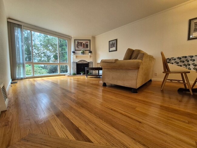 Building Photo - 255 Molimo Dr