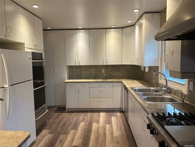 Building Photo - 343 E Chester St