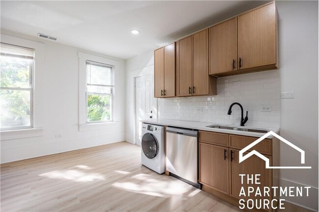 Photo - 2301 N Leavitt St Apartment