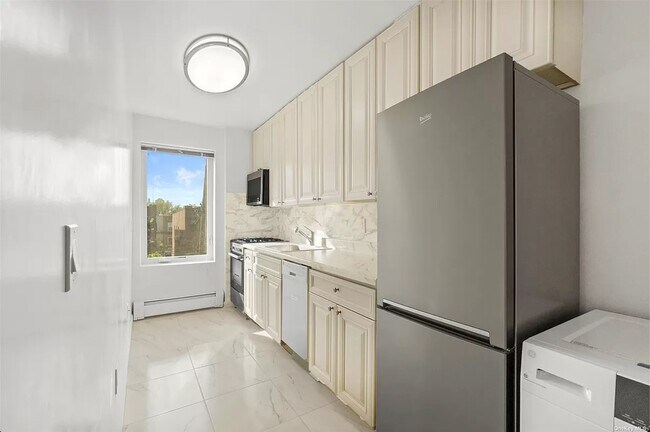 Building Photo - 32-33-33 46th St