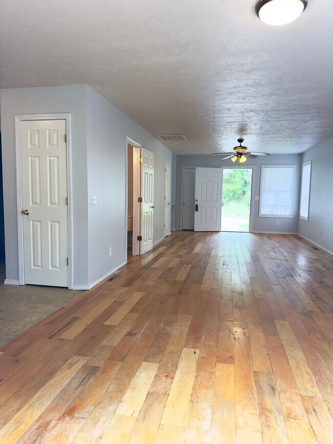 Building Photo - Very Nice 3 Bedroom Basement Home with spa...
