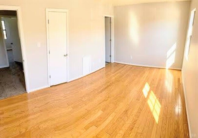 Foto del edificio - 3 Bedroom Townhome- Convenient Location!