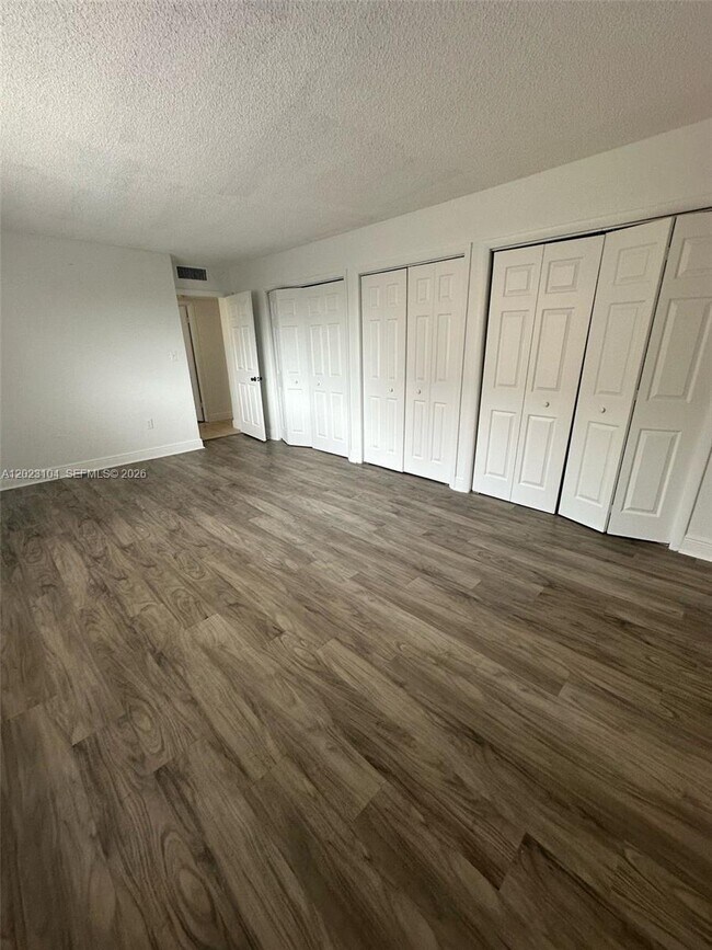 Foto del edificio - 6930 Miami Gardens Dr