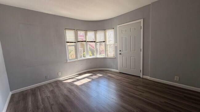 Foto del edificio - 6415 S Van Ness Ave