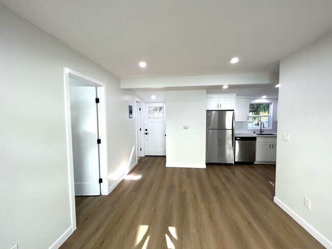 Foto del edificio - 323 S Ditmar St