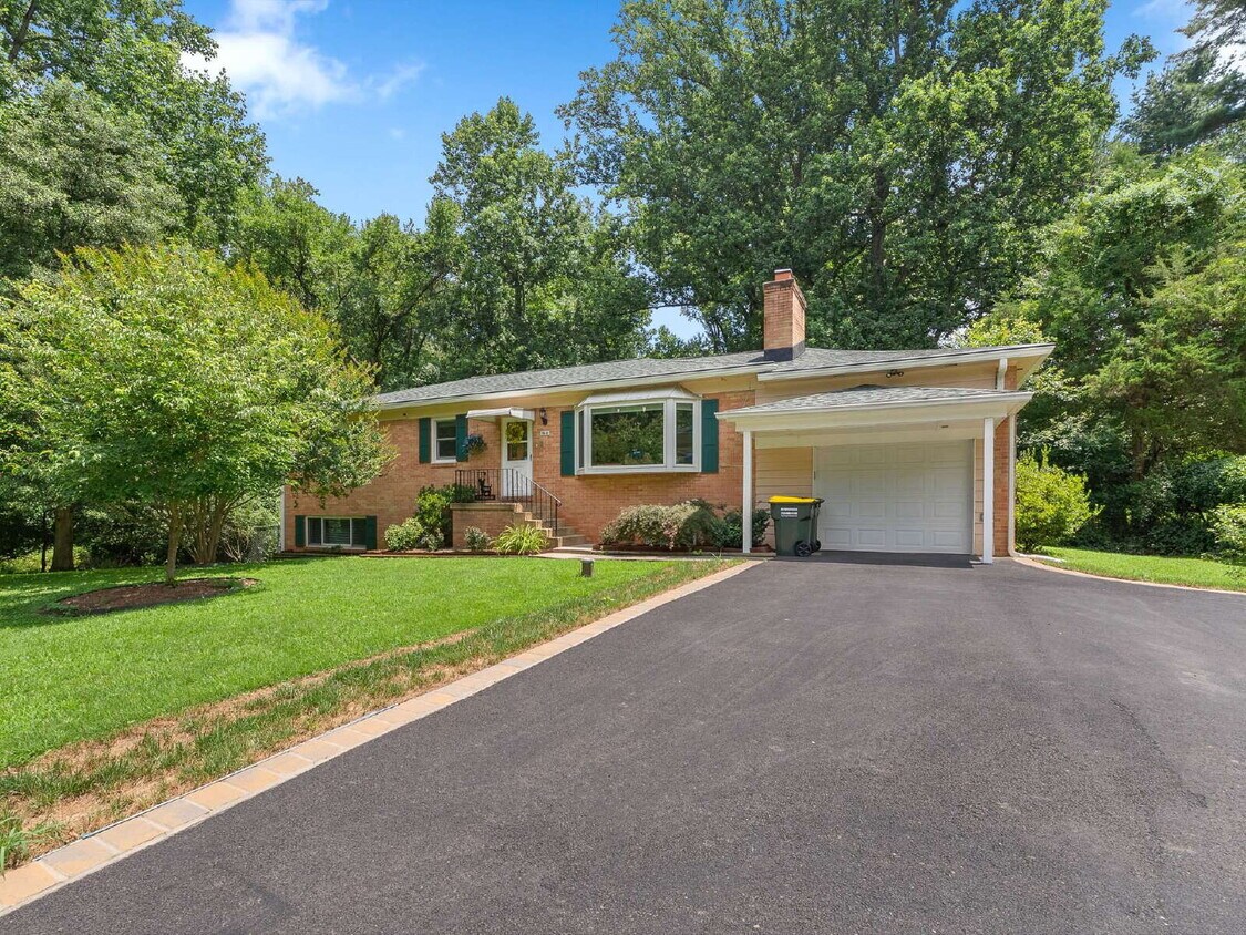 Primary Photo - "Stunning 4-Bed Oasis with Granite Eleganc...