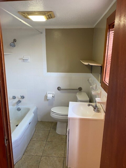 Bath - 2505 Wise St