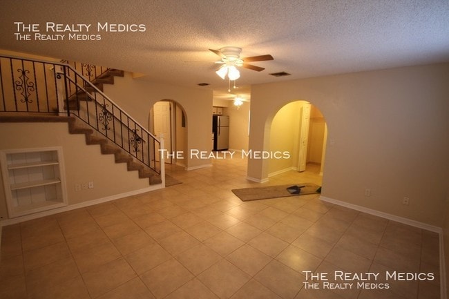 Building Photo - 2084 Oak Meadow Cir