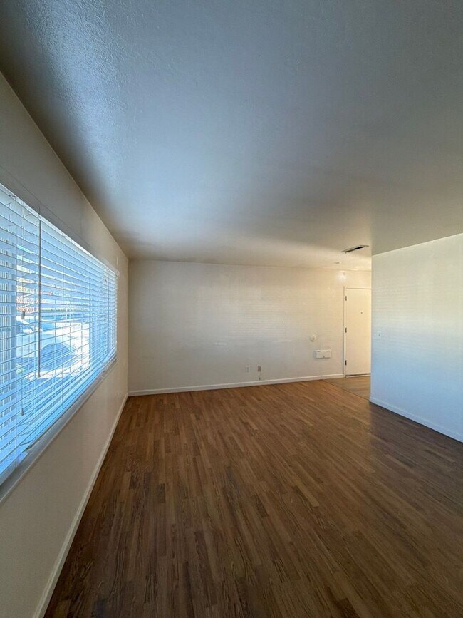 Building Photo - 707-709 Via Maria