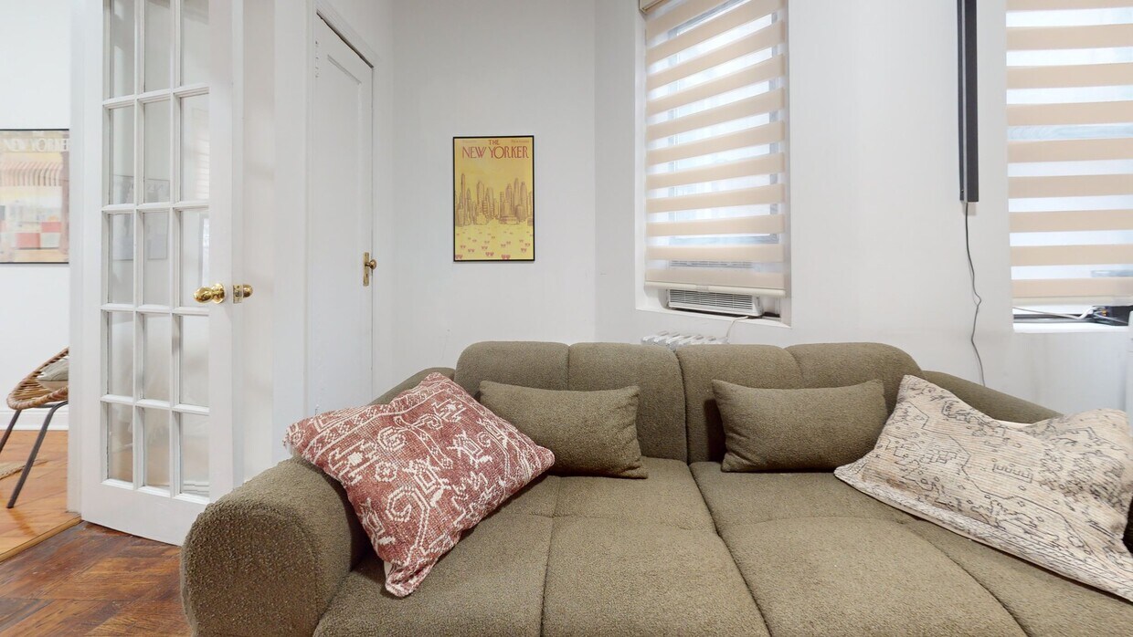 Photo - 715 E 5th St Apartment