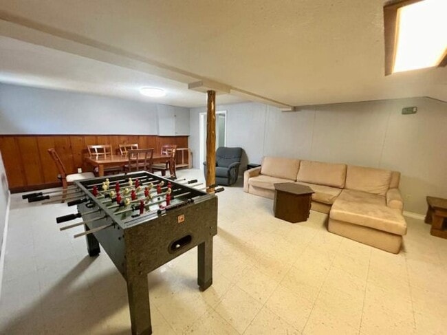 Building Photo - 3 bedrooms * STUDENT HOUSE * Available NOW * $650 per room * STEPS from UWO