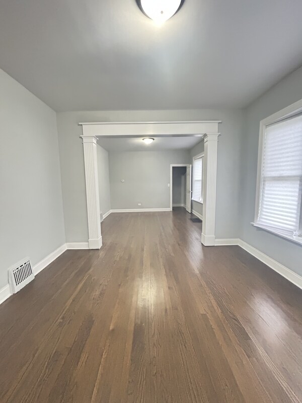 Foto del edificio - 1852 W 58th St