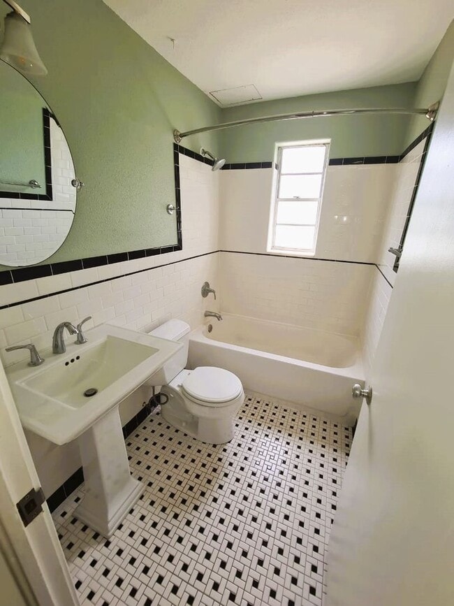 Building Photo - Spacious 2 bed 1 bath in Beautiful Park Lake /Higland neighborhood