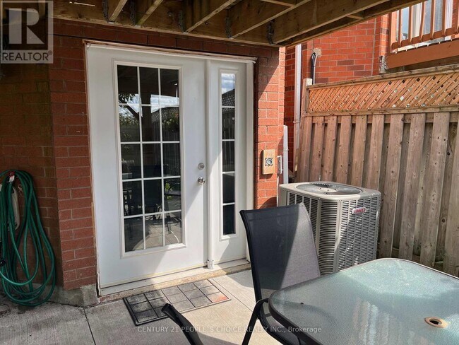 Building Photo - 383 Jay Crescent