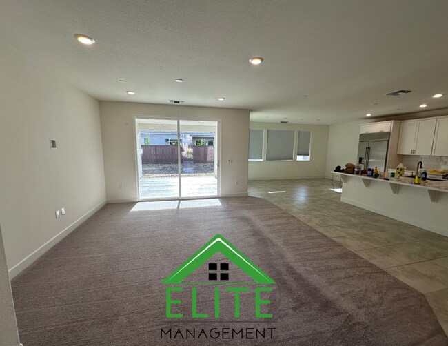 Foto del edificio - Spacious 5-Bedroom Home with Private In-Law Suite in Desirable Natomas Location