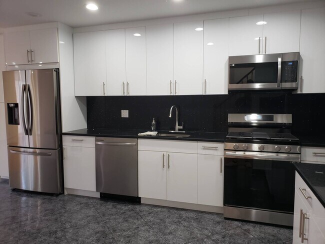 Building Photo - 2077 E 56th St