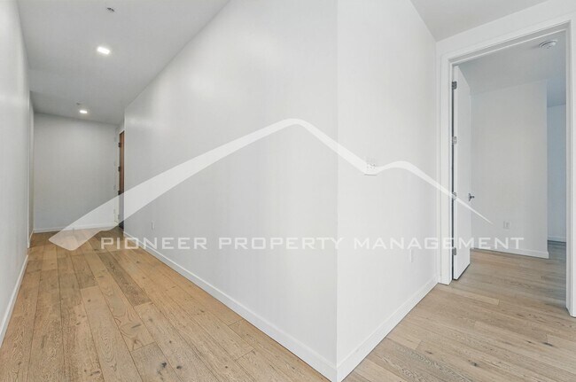Building Photo - Spacious Condo with Central AC and Parking!