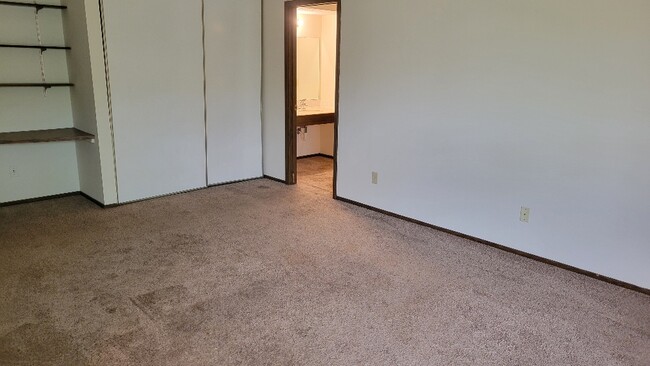 Building Photo - 815 Smetana Rd