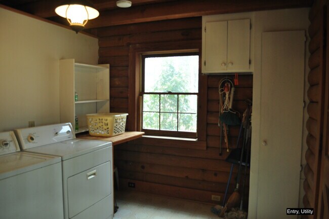 Lavandería/entrada trasera - 195 Brook St