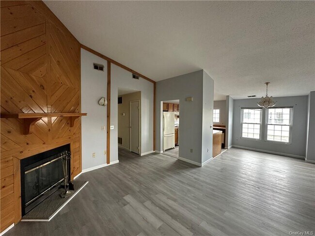 Building Photo - 1112 Whispering Hills Dr