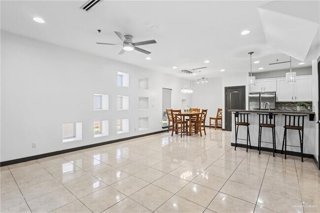 Foto del edificio - 1304 E Camellia Ave
