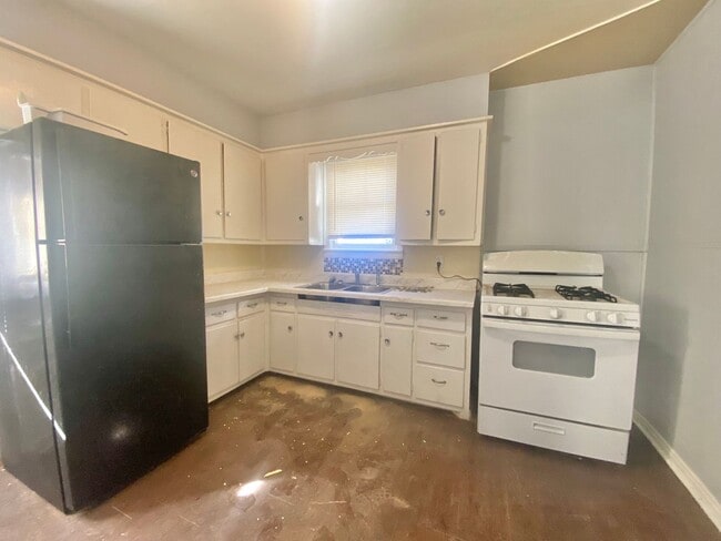 Foto del edificio - 2 bed 1 bath 1 car garage available now