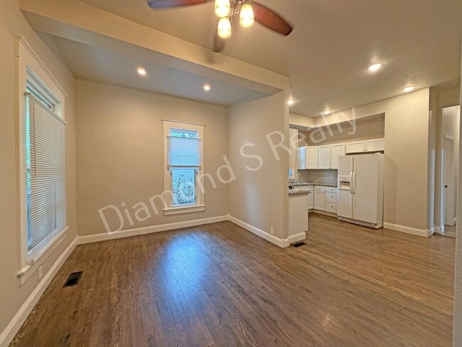 Building Photo - 916 N Pickwick Ave