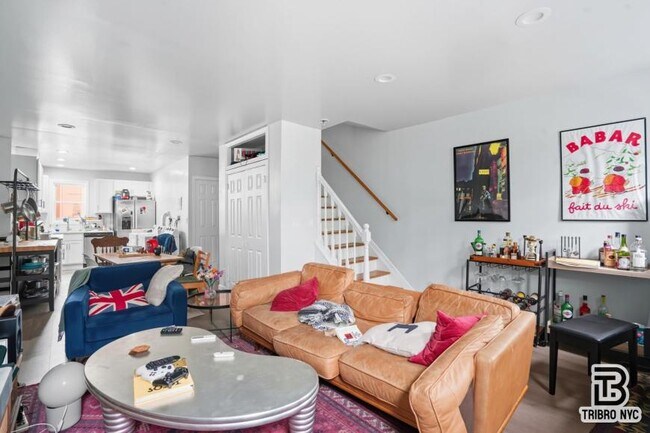 Foto del edificio - 3 bedroom in Brooklyn NY 11205