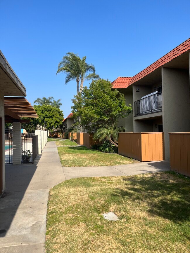 sidewalk toward unit - 589 N Johnson Ave
