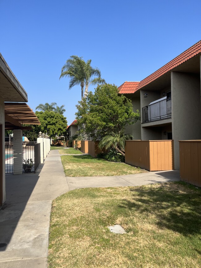 sidewalk toward unit - 589 N Johnson Ave