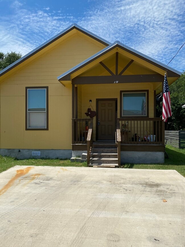 Building Photo - 1013 Fir Ln
