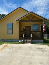 Building Photo - 1013 Fir Ln