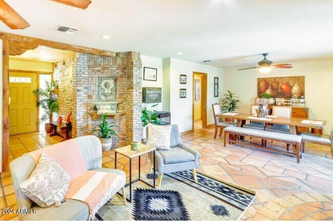 Foto del edificio - 1513 E Greenway St