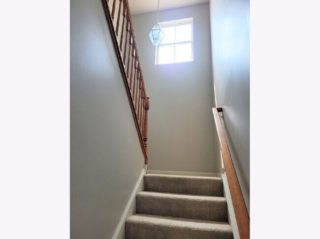 Foto del edificio - 1088 N Claremont Dr
