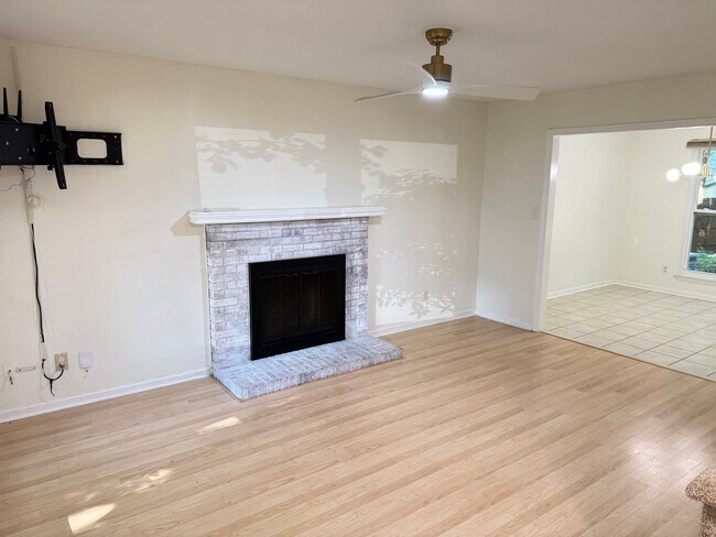 Foto del edificio - Spacious 3BR Home with Fenced Yard & Outdoor Living in Prime Location!