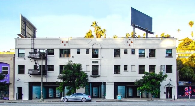 Building Photo - 3218 W Sunset Blvd