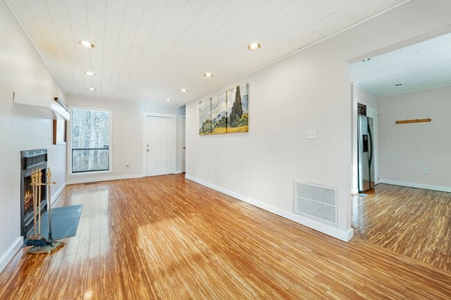 Foto del edificio - Adorable 3-Bedroom 1.5 Bath Townhome In A Peaceful Wooded Setting In Chapel Hill!