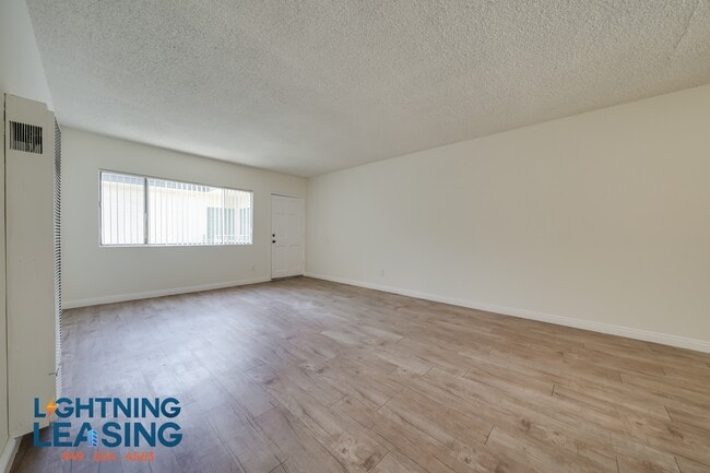 Building Photo - 5132 1/2 Yarmouth-47D