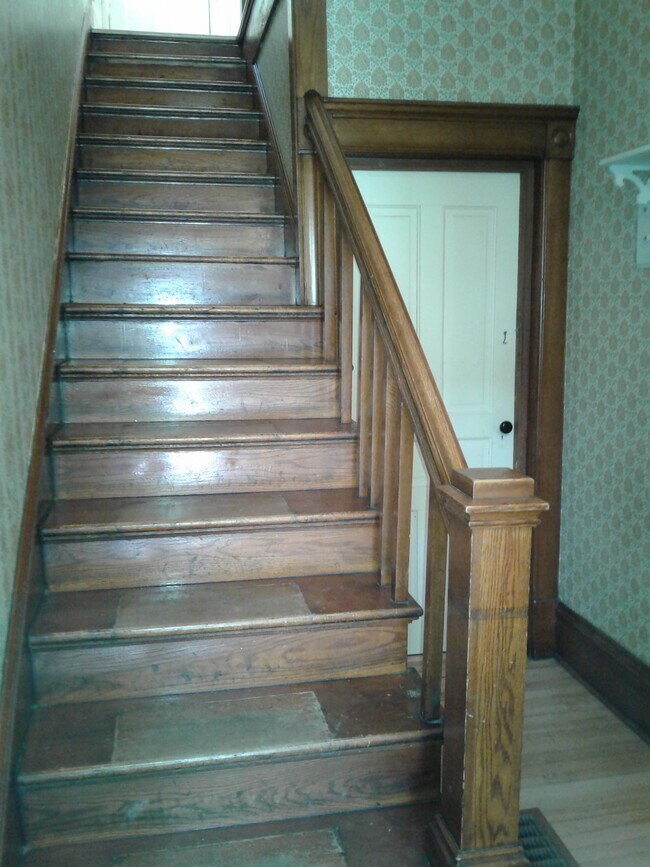 Entry stairway - 917 Oxford Ave