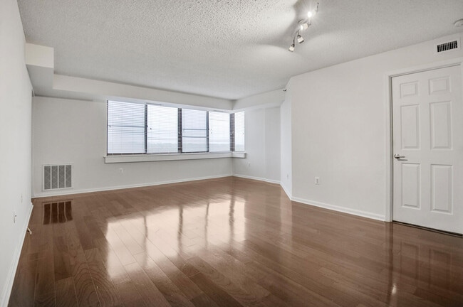 Building Photo - 10101 Grosvenor Pl