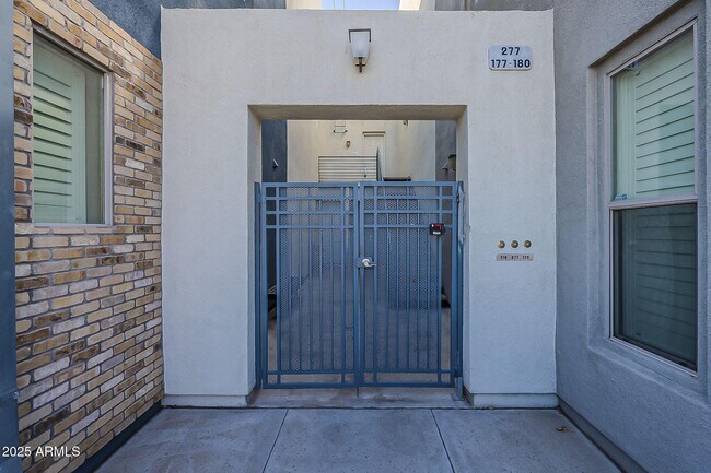Foto del edificio - 615 E Portland St