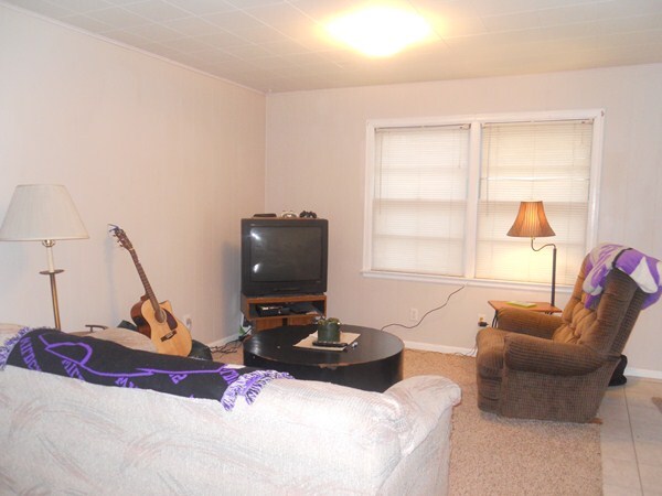 Living room with furniture - 1320 N Manhattan Ave