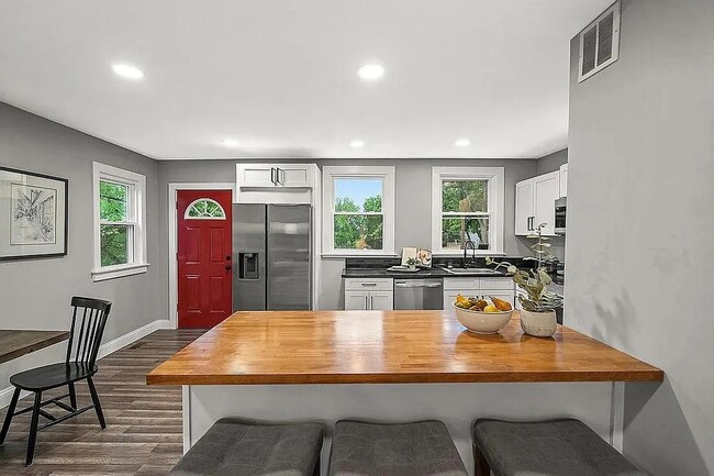 Foto del edificio - 5811 Bramble Ave