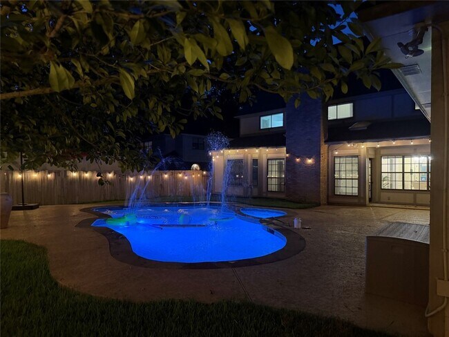 Building Photo - 1715 Country Squire Dr