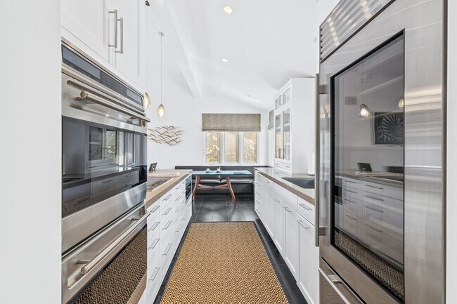Building Photo - Fully Furnished Townhome with Vineyard Views