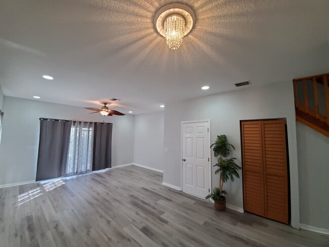 Sala de estar - 197 NW Eller St