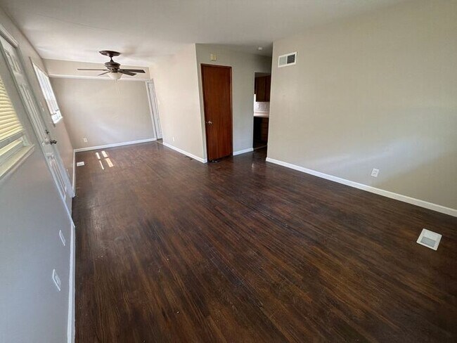 Building Photo - Welcome home to this charming 3-bedroom, 1-bath